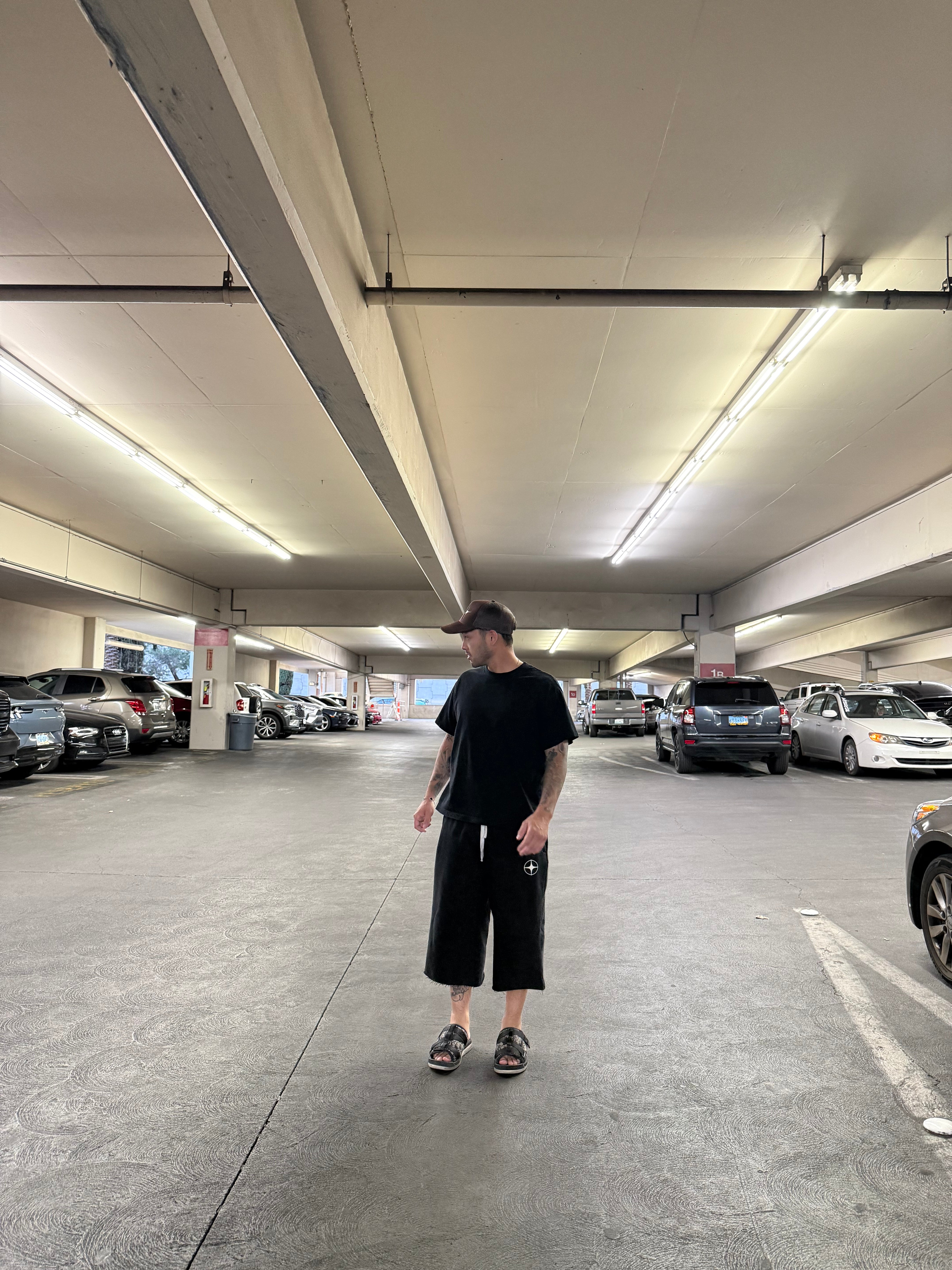 WASHED BLACK 3/4 SHORTS
